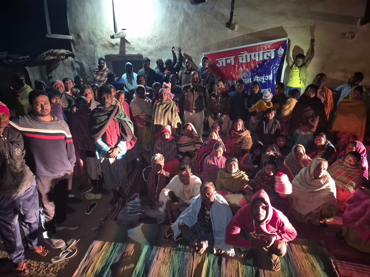 लैलूंगा क्षेत्र में पुलिस की जन चौपाल का प्रभाव, थाना प्रभारी दे रहे ग्रामीणों को अपराध जागरूकता और नशामुक्ति का संदेश