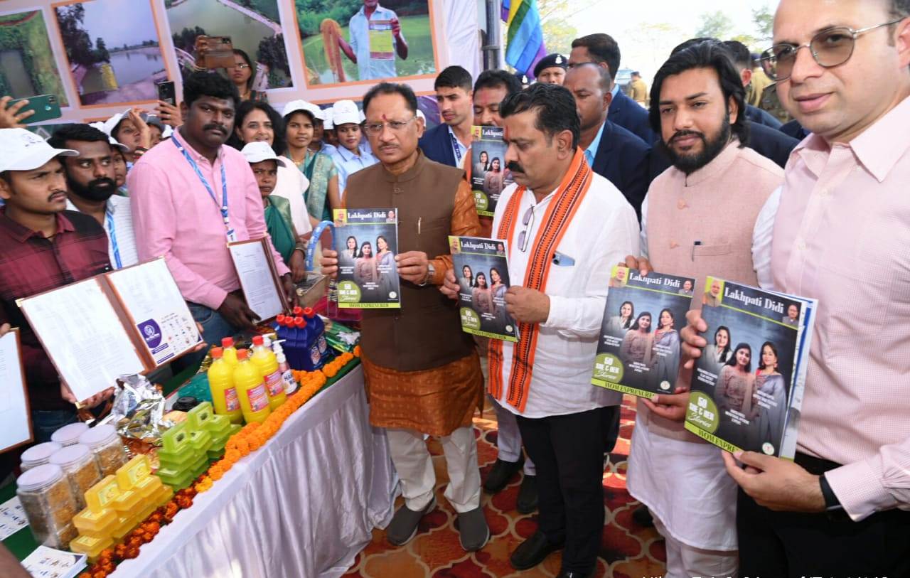 मुख्यमंत्री विष्णु देव साय ने विभिन्न विभागों के स्टॉल का किया अवलोकन