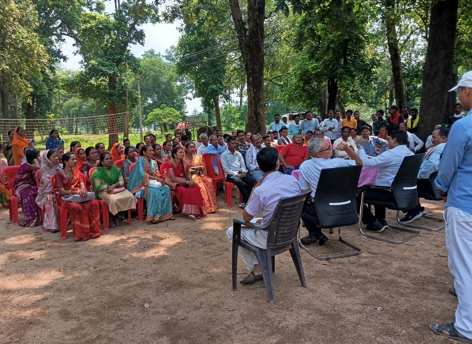 एकलव्य विद्यालय में सहायक आयुक्त एवं पालकों की बैठक में बनी सहमति, पालक अभी नहीं जायेंगे मुख्यमंत्री जनदर्शन 