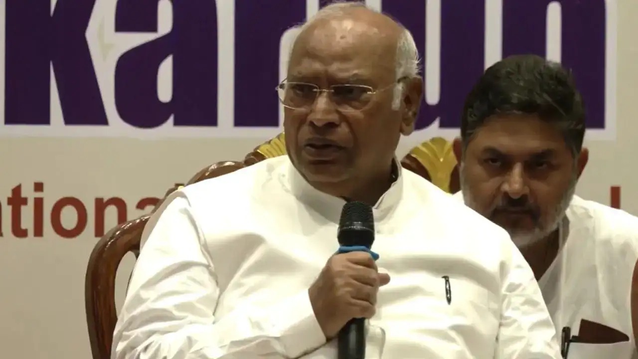 कांग्रेस अध्यक्ष खड़गे ने की पीएम मोदी पर विवादित टिप्पणी, PM को बताया आतंकवादी