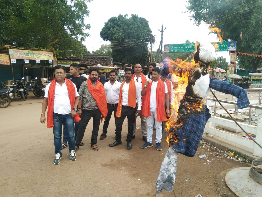 शिवसेना ने किया गौ तस्करों का पुतला दहन