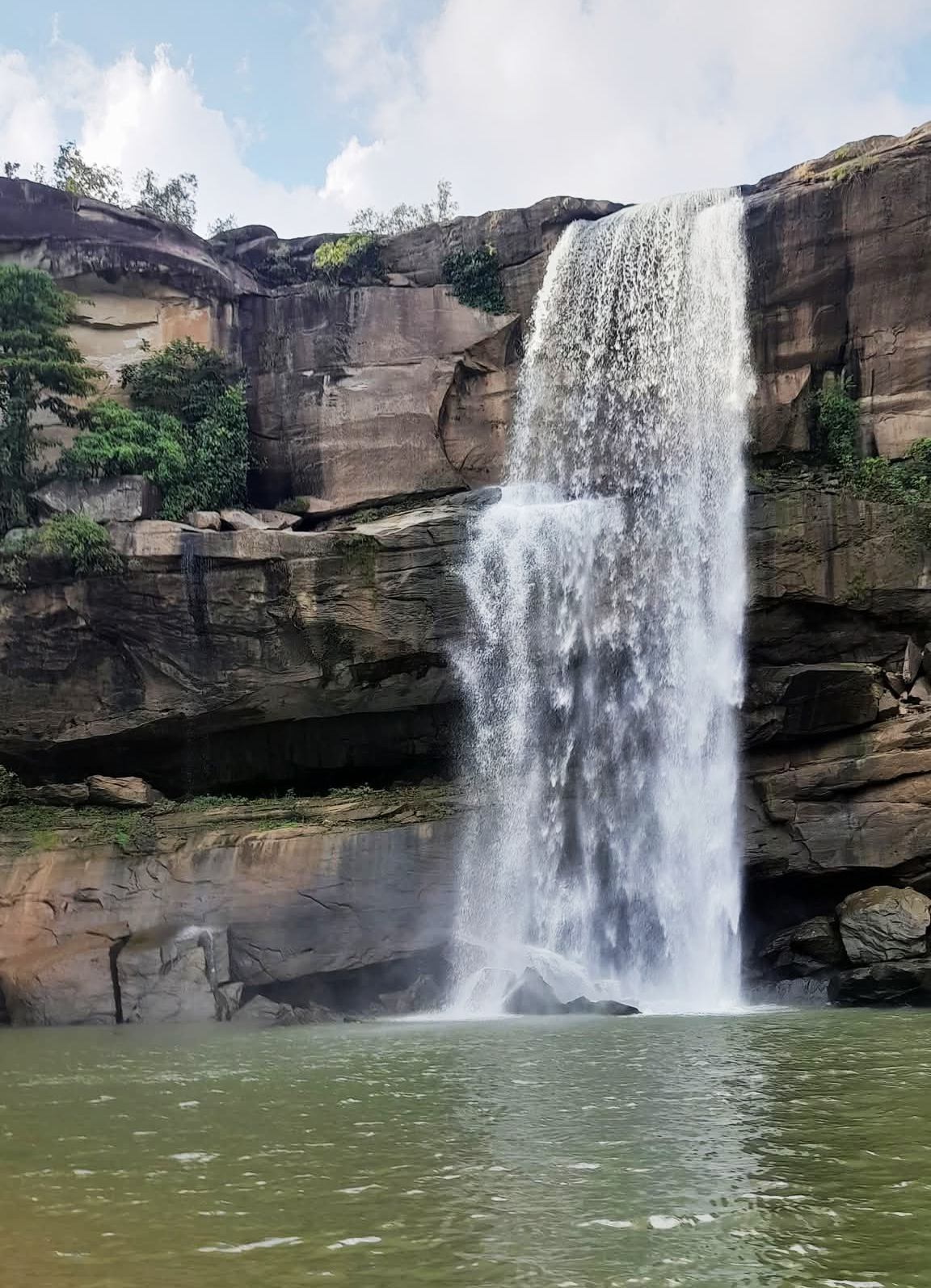 कर्म घोंघा जलप्रपात - प्राकृतिक सौंदर्य और आध्यात्मिक विरासत से सजा उभरता पर्यटन केंद्र