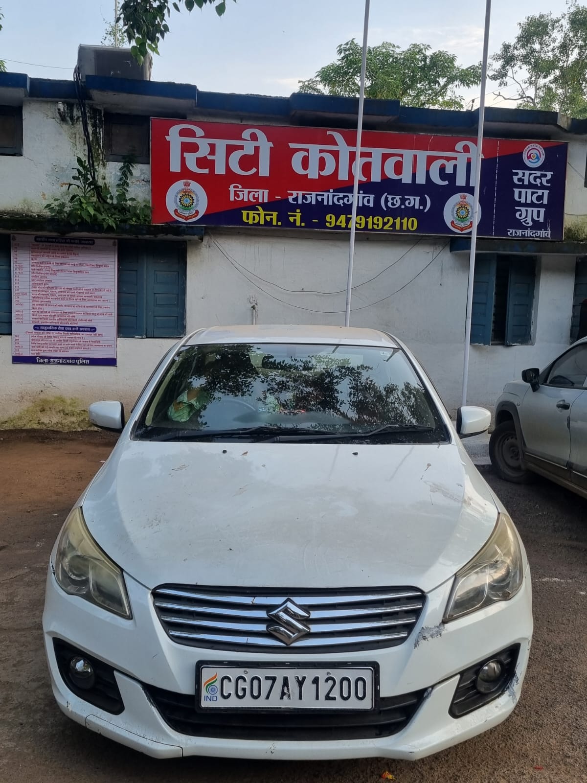 चौराहे पर गाड़ी अड़ाकर केक काटना महंगा पड़ा
