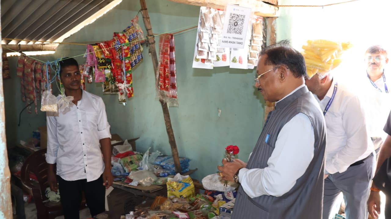 जब मुख्यमंत्री रुके एक छोटी-सी किराना दुकान पर... और सामने थी बदलाव की बड़ी कहानी