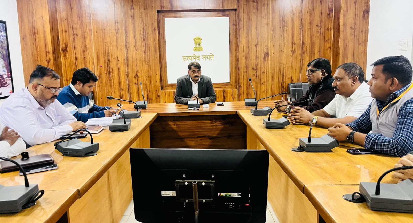 कलेक्टर ने ली राइस मिलर्स की बैठक, कहा- धान उठाव में दिखे तेजी