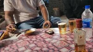 डोंगरगढ़ में शराबबंदी के बावजूद गली-गली बिक रही शराब 