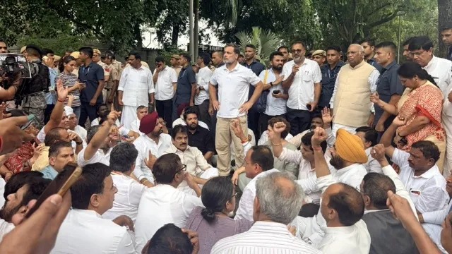PM आवास के बाहर कांग्रेस का हल्लाबोल, राहुल गांधी ने PM मोदी, अमित शाह और धर्मेंद्र प्रधान के इस्तीफे की उठाई मांग