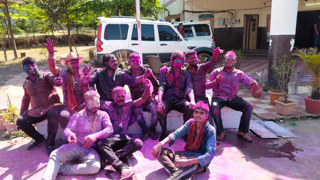 किरंदुल थाना में धूमधाम से मनाया गया रंगों का पर्व होली, पुलिस जवानों ने गुलाल लगाकर दी शुभकामनाएं