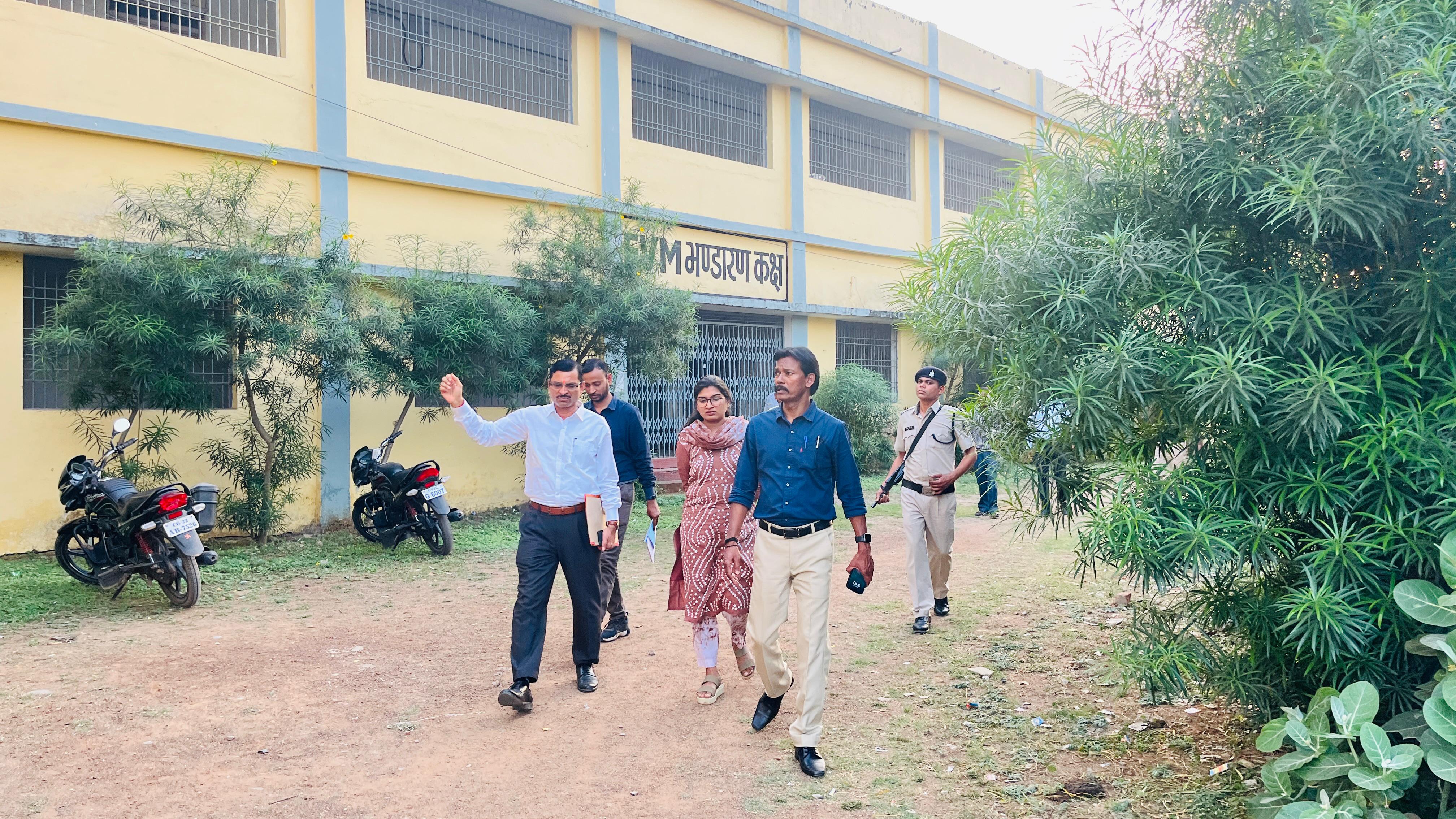 नवपदस्थ कलेक्टर ने ई.व्ही.एम.वेयर हाऊस का किया निरीक्षण,अधिकारियों को दिए जरूरी  दिशा निर्देश 