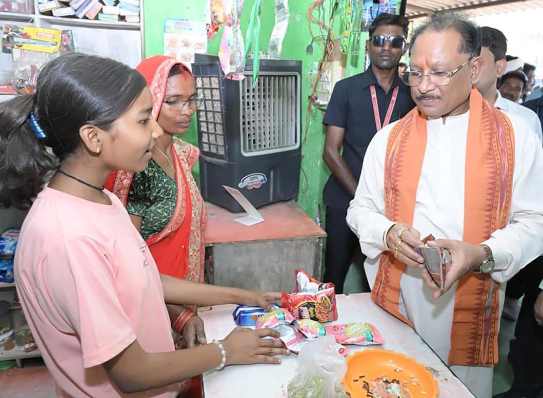 सुशासन तिहार में CM साय पहुंचे ‘लखपति दीदी’ सुमिला की दुकान, लौंग-इलायची से हुआ आत्मीय स्वागत
