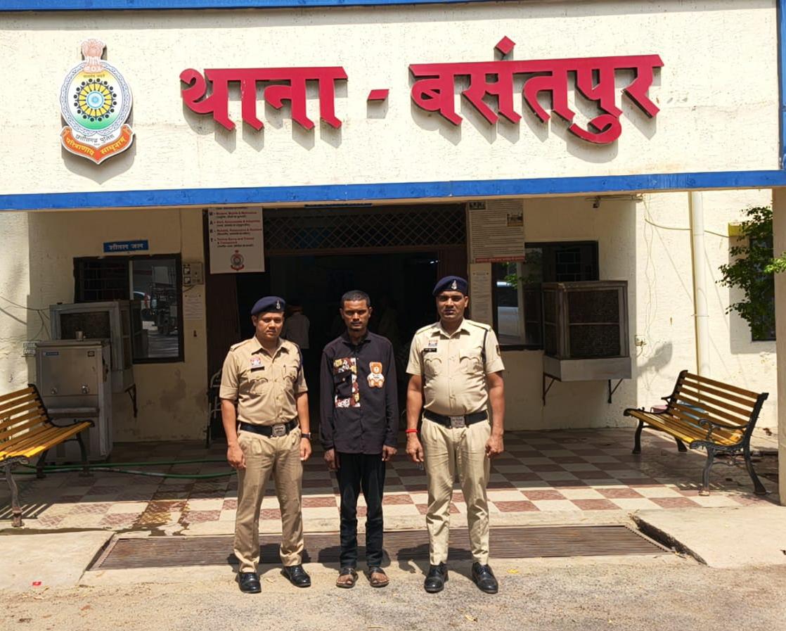 “हाथ में चाकू लेकर मचा रहा था आतंक, बसंतपुर पुलिस ने ‘खतम’ का निकाला जुलूस सीधे जेल तक”