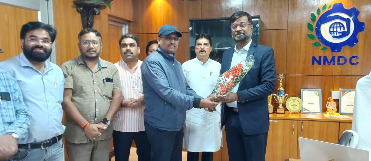 एनएमडीसी किरंदुल परियोजना में नव पदस्थ अधिशासी निदेशक रविंद्र नारायण से इंटक यूनियन के पदाधिकारियों ने की मुलाकात