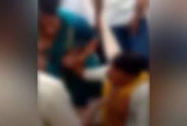 मशहूर कथावाचक अपनी शादीशुदा प्रेमिका से मिलने पहुंचा,जमकर हुई धुनाई