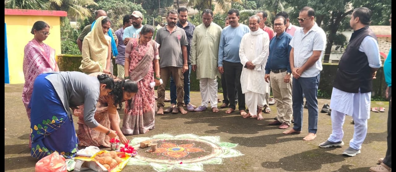 मंगल भवन के ऊपर डॉम शेड निर्माण हेतु किरन्दुल नगरपालिका अध्यक्ष ने की भूमिपूजन