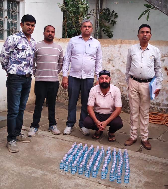 रिहायशी मकान से महाराष्ट्र निर्मित ‘संत्री’ शराब बरामद