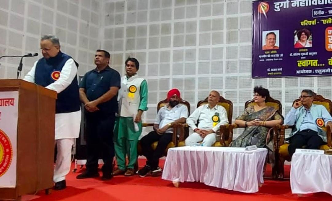 दुर्गा महाविद्यालय के एल्युमिनी मीट में शामिल हुए डॉ.रमन,कहा पूरे देश में कही भी हो निर्माण,छत्तीसगढ़ की सीमेंट का हो रहा उपयोग