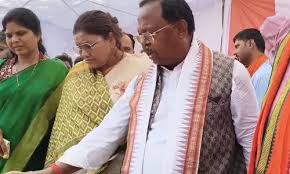 ऐसा क्या हुआ की मंत्री ने अधिकारी को मंच पर बुलाकर लगाई फटकार 