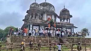 मंदिर या मकबरा… जिसको लेकर फतेहपुर में हुआ बवाल, उसका क्या है इतिहास...
