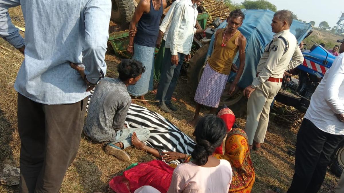 कवर्धा में दर्दनाक सड़क हादसा: गन्ने से लदा ट्रैक्टर पलटा, नीचे दबकर किसान की मौत