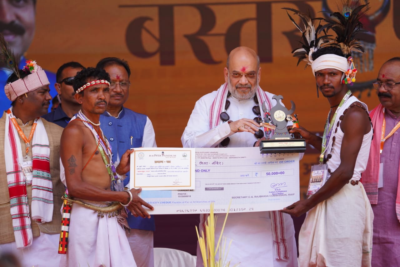 बस्तर पंडुम 2025 : जनजातीय वेशभूषा एवं आभूषणों के प्रदर्शन विधा में दन्तेवाड़ा जिला रहा प्रथम