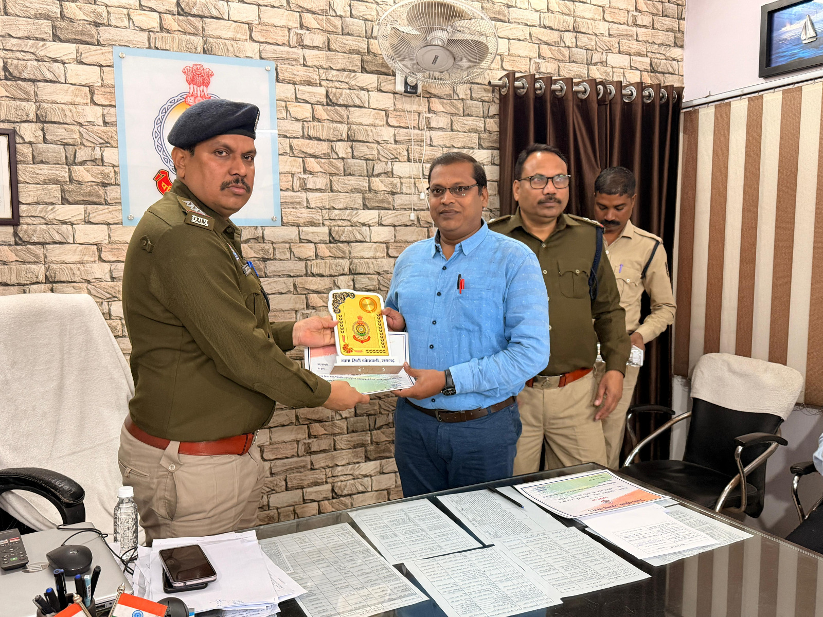  कोतवाली थाना में जनप्रतिनिधियों और गणमान्य नागरिकों की बैठक, सामाजिक सेवाओं में उत्कृष्ट योगदान पर सम्मान