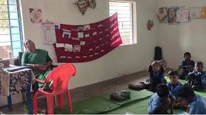  क्लास रुम में सो रही शिक्षिका, खुद से पढ़ाई कर रहे बच्चे ..
