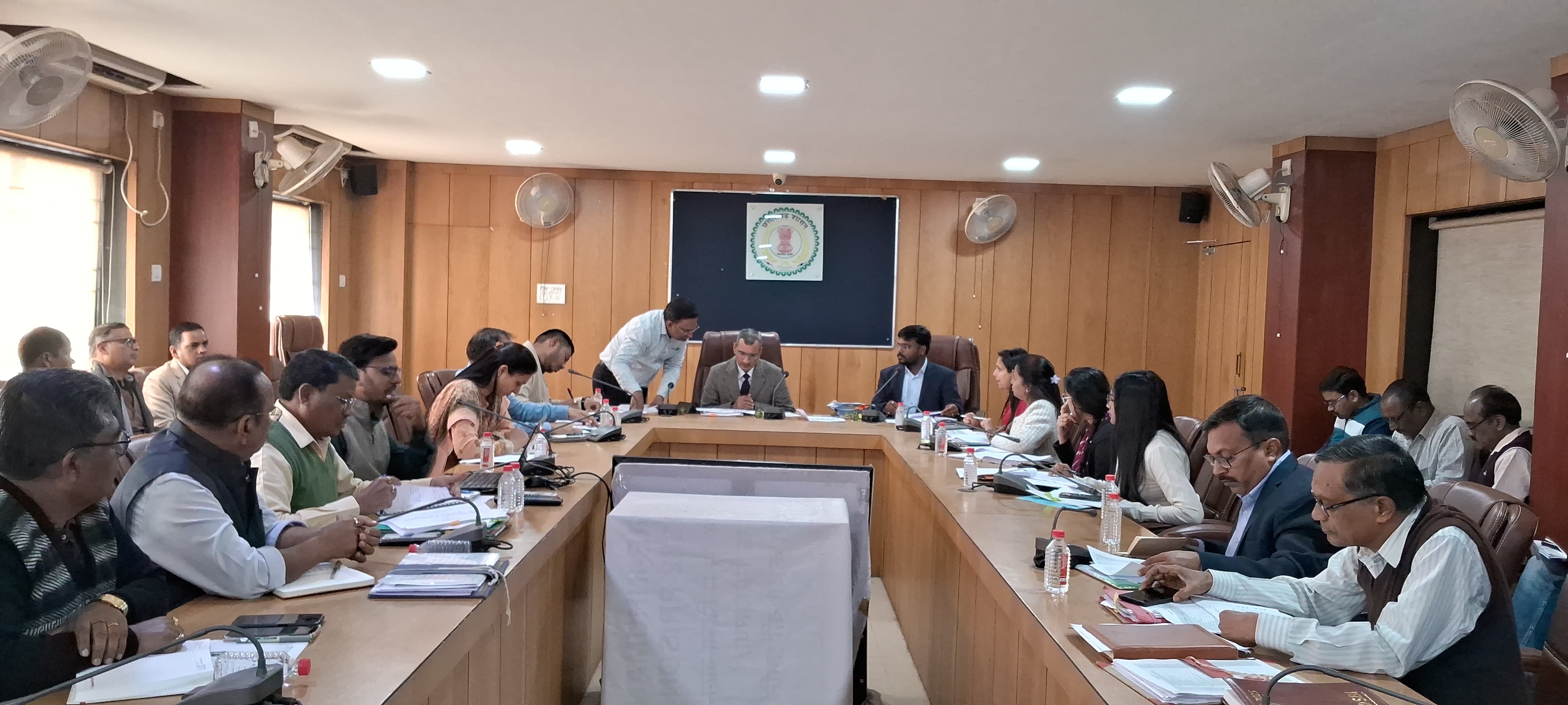 समय-सीमा बैठक में कलेक्टर रणवीर शर्मा ने विभागीय योजनाओं और सुशासन सप्ताह की तैयारियों की गहन समीक्षा की