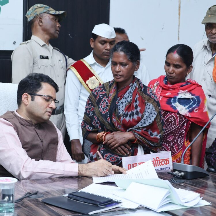 जनदर्शन में कलेक्टर गोयल के सामने लोगों ने रखी अपनी मांग, शिकायत एवं समस्याएं