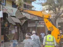 अतिक्रमण पर एक्शन : बिलासपुर में सड़क किनारे लगी दुकानों का अतिक्रमण हटाया गया