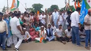 चैतन्य बघेल की गिरफ्तारी : कांग्रेस पार्टी का जोरदार प्रदर्शन,विरोध में नेताओं ने किया एनएच-130B पर चक्काजाम