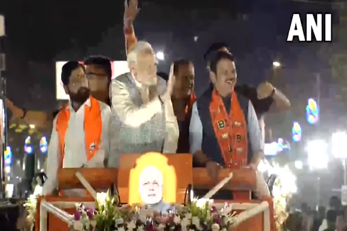 पीएम मोदी ने घाटकोपर में किया रोड शो, मुख्यमंत्री एकनाथ शिंदे, उपमुख्यमंत्री देवेंद्र फड़नवीस रहे मौजूद