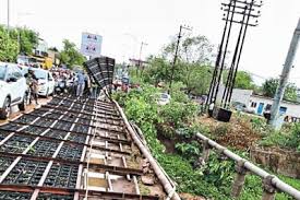 भिलाई में हादसे से बाल-बाल बचे लोग, चलती कार पर गिरा वर्टिकल 
