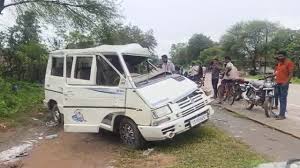 माजदा और विंगर गाड़ी में जोरदार भिड़ंत, 10 शिक्षक और दो छात्र सवार थे.. 7 लोगों को आईं गंभीर चोटें