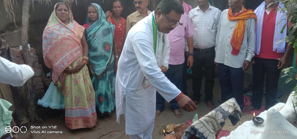 खुज्जी विधायक भोलाराम साहू ने बादराटोला पहुंच कर गुहरी राम कुंजाम को दी श्रद्धाजंली