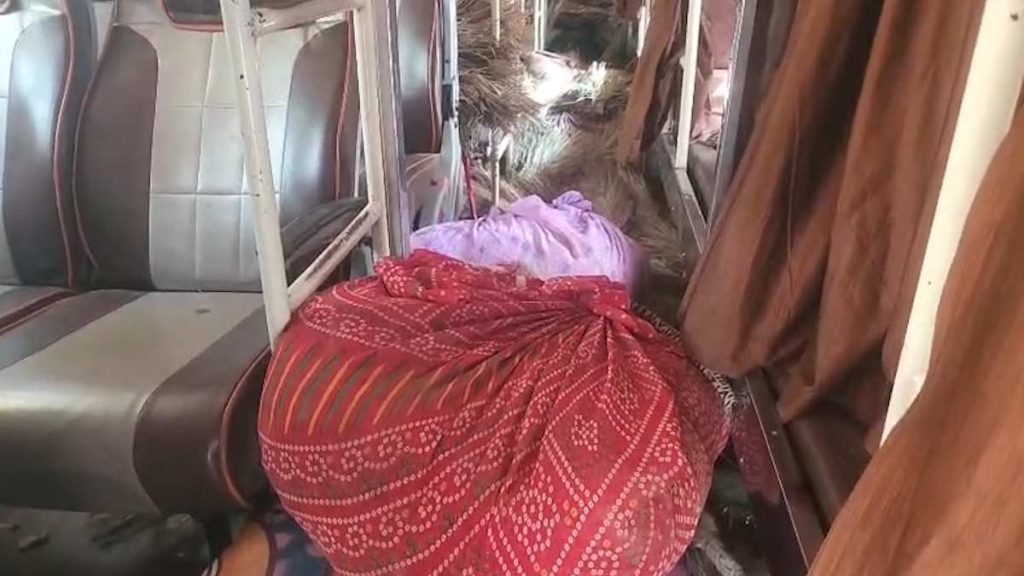 झाड़ू की आड़ में बस से भेजा जा रहा था 2 करोड़ का गांजा, सूरजपुर पुलिस ने 20 क्विंटल ‘हरा सोना’ किया जब्त