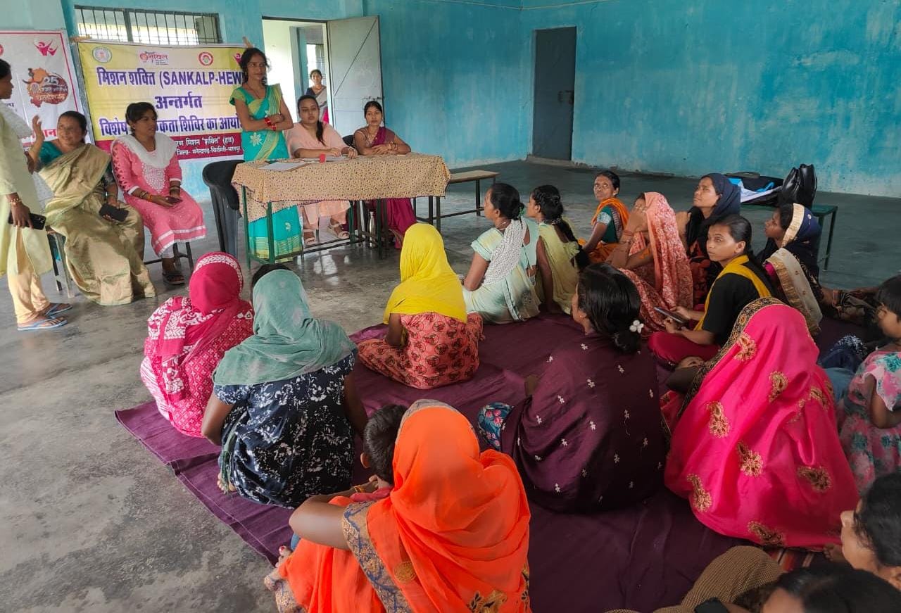 साजापहाड़ पोड़ी में मिशन शक्ति अभियान के छठवें दिन विधिक जागरूकता से कार्यक्रम से महिलाएँ हुई सशक्त