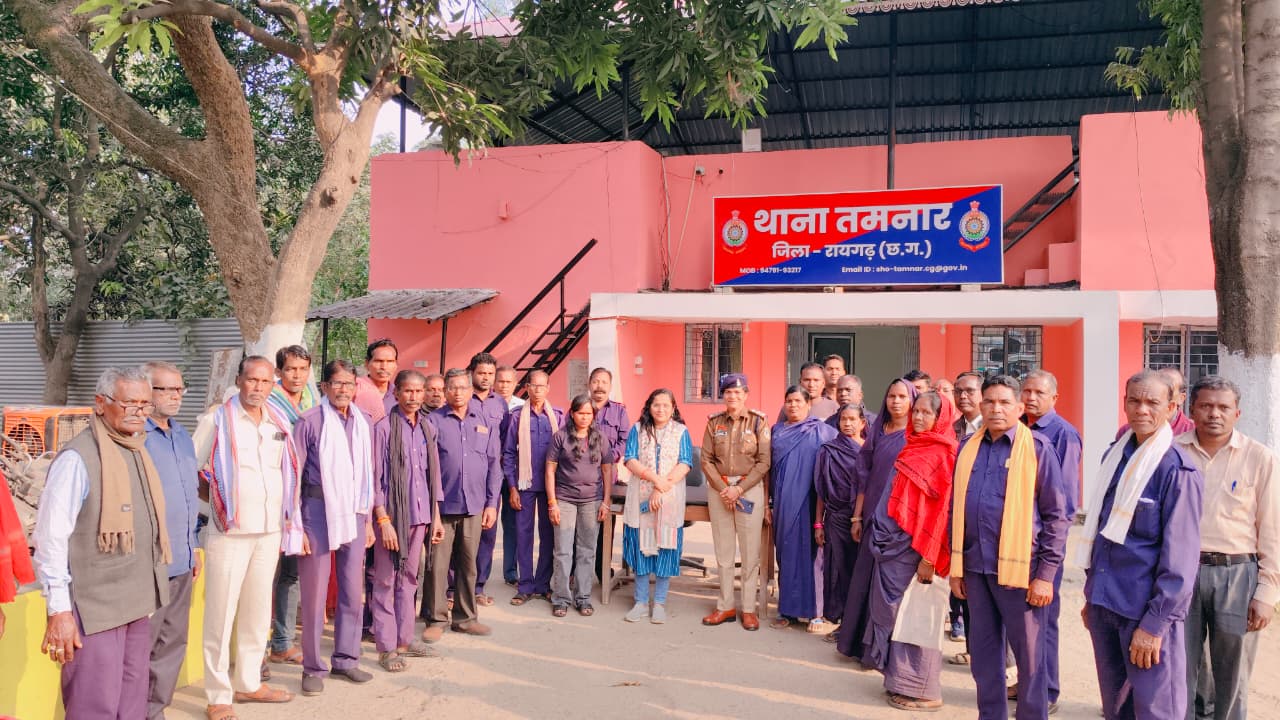 तमनार थाना में विशेष पहल: शांति व्यवस्था व जनसहयोग में उत्कृष्ट भूमिका निभाने वाले सरपंच और कोटवार सम्मानित
