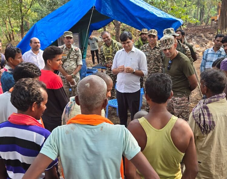 5 किलोमीटर की दूरी पैदल तय कर, नदी पार करके नियद नेल्लानार ग्राम बेलनार,बंगोली पहुंचे कलेक्टर