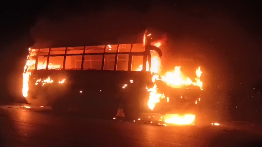 शादी का जश्न बना डरावना मंजर! बीच सड़क बारातियों की बस धू-धू कर जली
