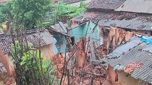 बलरामपुर में कच्चा मकान भरभरा कर गिरा, मासूम बच्ची की मौत