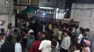 कपड़ा व्यापारी के बेटे ने तेज रफ्तार गाड़ी से डेढ़ दर्जन लोगों को रौंदा,आक्रोशित भीड़ ने घर घेरा