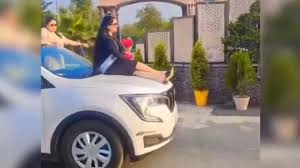 DSP की पत्नी पर एक्शन,सरकारी गाड़ी के बोनट पर केक काटने के मामले में FIR दर्ज