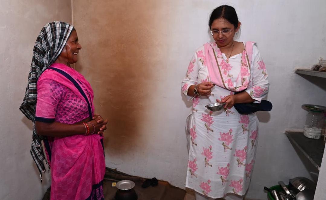 अब सांप-बिच्छू का डर नहीं… मुख्यमंत्री आवास से बदली जिंदगी, कलेक्टर ने बुजुर्ग अम्मा के हाथ की करेला सब्जी का लिया स्वाद