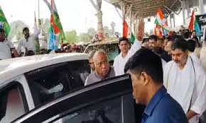 रायपुर पहुंचे मल्लिकार्जुन खड़गे,पारंपरिक आदिवासी नृत्य के साथ किया गया स्वागत