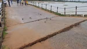 माफिया ने खोद डाली पुल की नींव: रेत भरे भारी वाहनों ने कर डाला पुल क्षतिग्रस्त