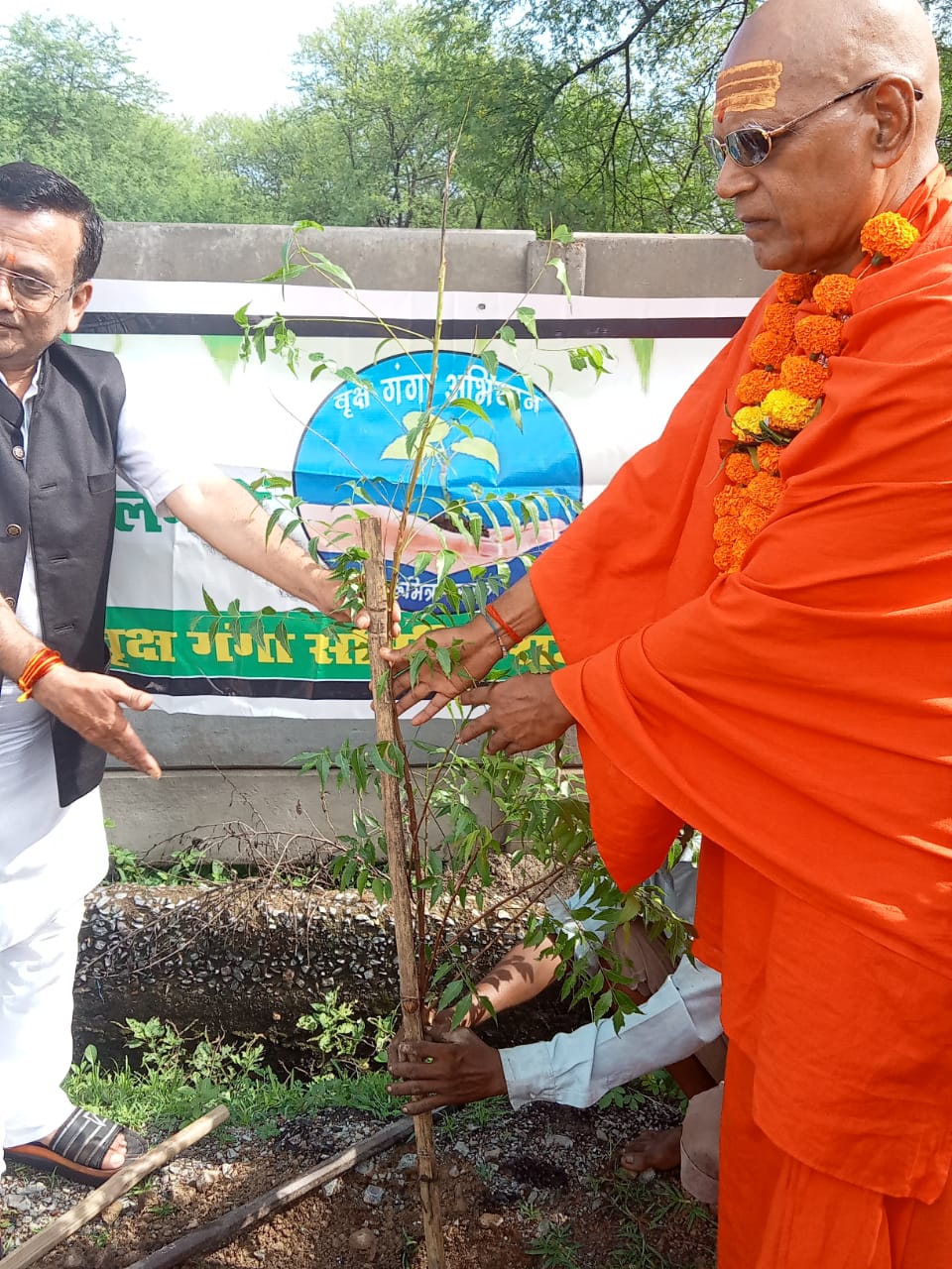 महामंडलेश्वर स्वामी आनंद चैतन्य ने नीम का पौधा रोपकर हरियाली का संदेश दिया