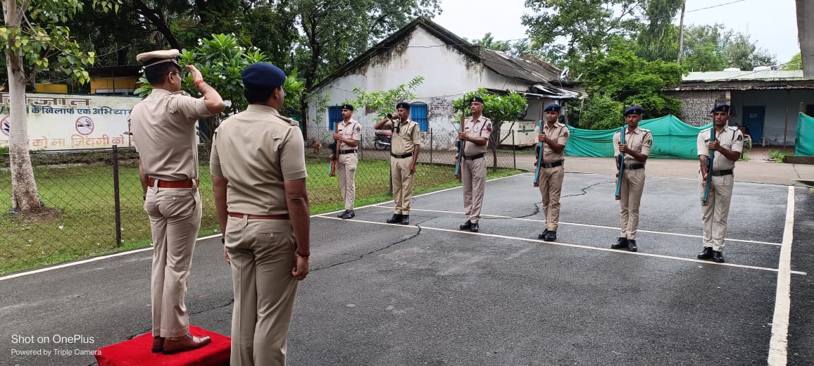 पुलिस महानिरीक्षक राजनांदगाँव रेंज दीपक कुमार झा द्वारा पुलिस अधीक्षक कार्यालय, नगर पुलिस अधीक्षक कार्यालय एवं थाना बसंतपुर का किया वार्षिक निरीक्षण