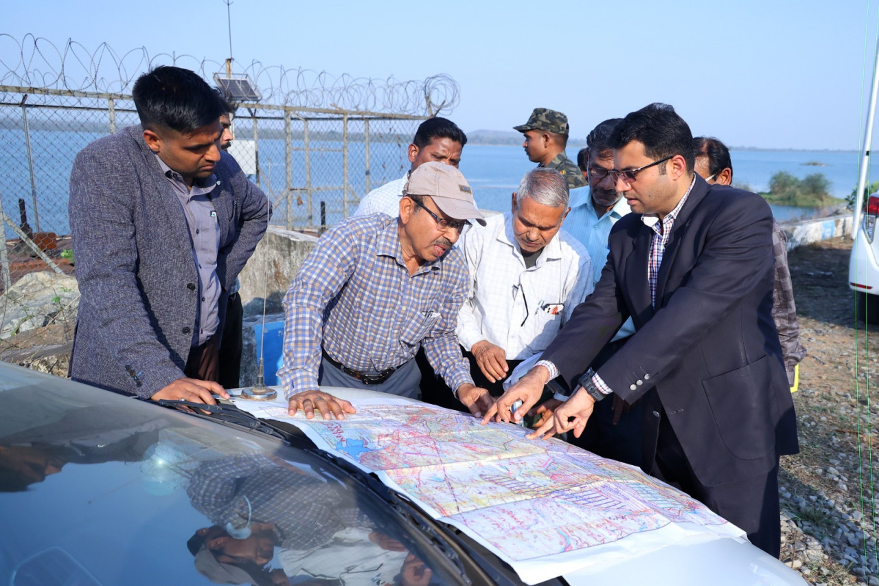 कलेक्टर कार्तिकेया गोयल ने केलो नहर परियोजना का लिया जायजा
