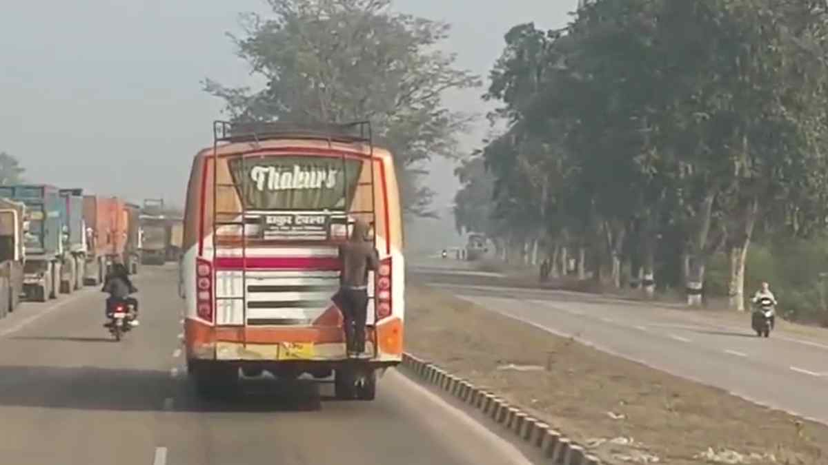 जान से बढ़कर पैसा है ? 150 रुपए बचाने बस के पीछे लटक गया युवक
