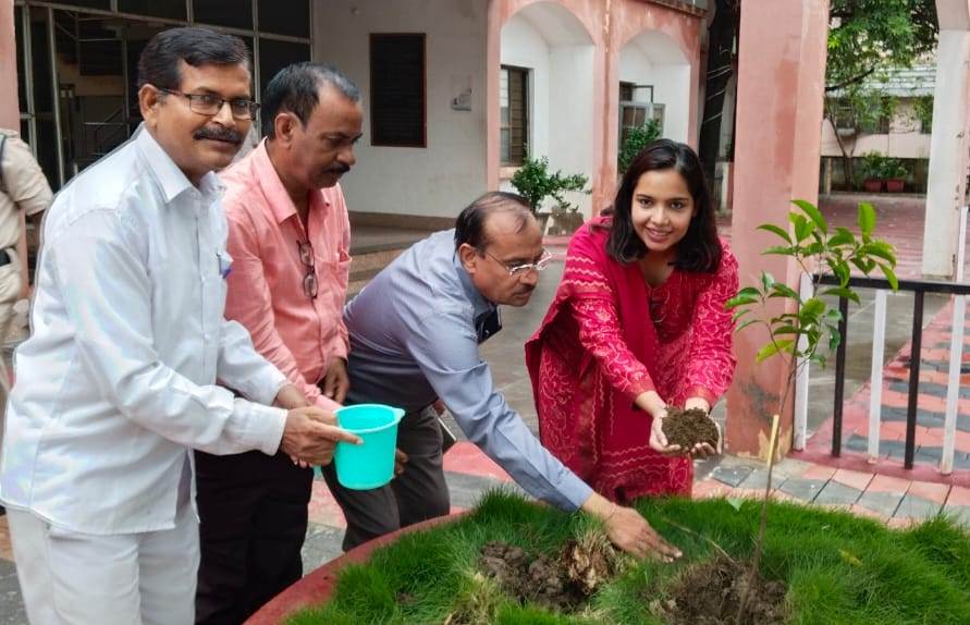 जिला पंचायत परिसर में हुआ पौधरोपण